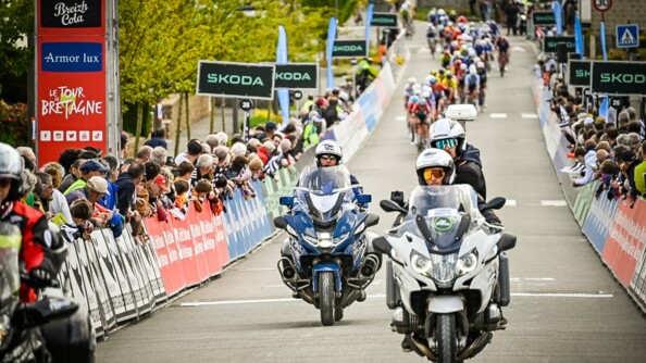 Motos devant la course cycliste lors d'une arrivée